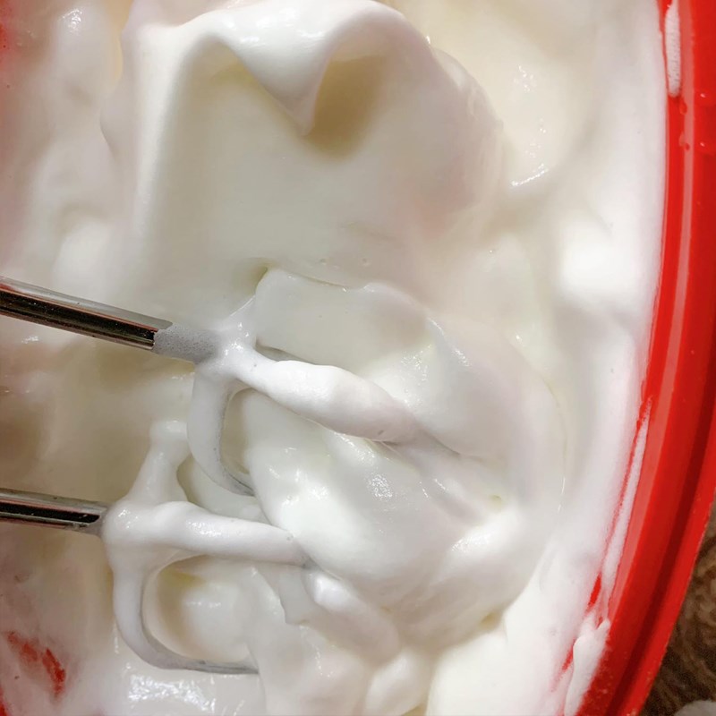 Bước 4 Đánh kem tươi Bánh bông lan cuộn cam (Công thức được chia sẻ từ người dùng)