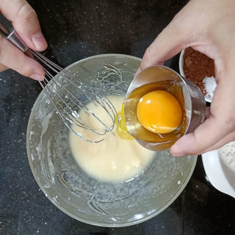 Bước 1 Đánh trứng và bơ Bánh brownie bằng nồi chiên không dầu