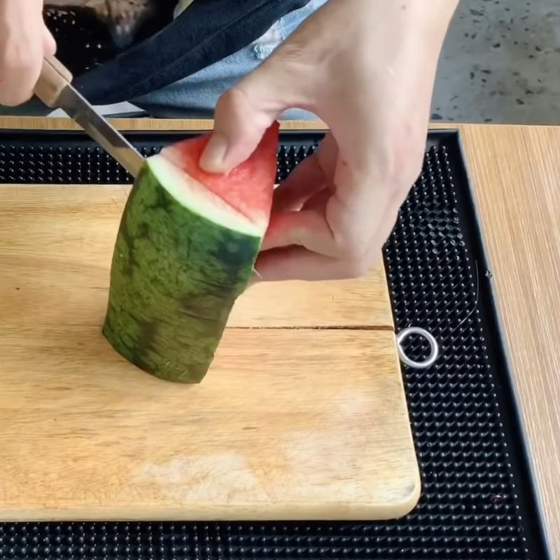 Bước 3 Gọt vỏ và tỉa khung dưa hấu Trang trí món ăn bằng trái tim dưa hấu