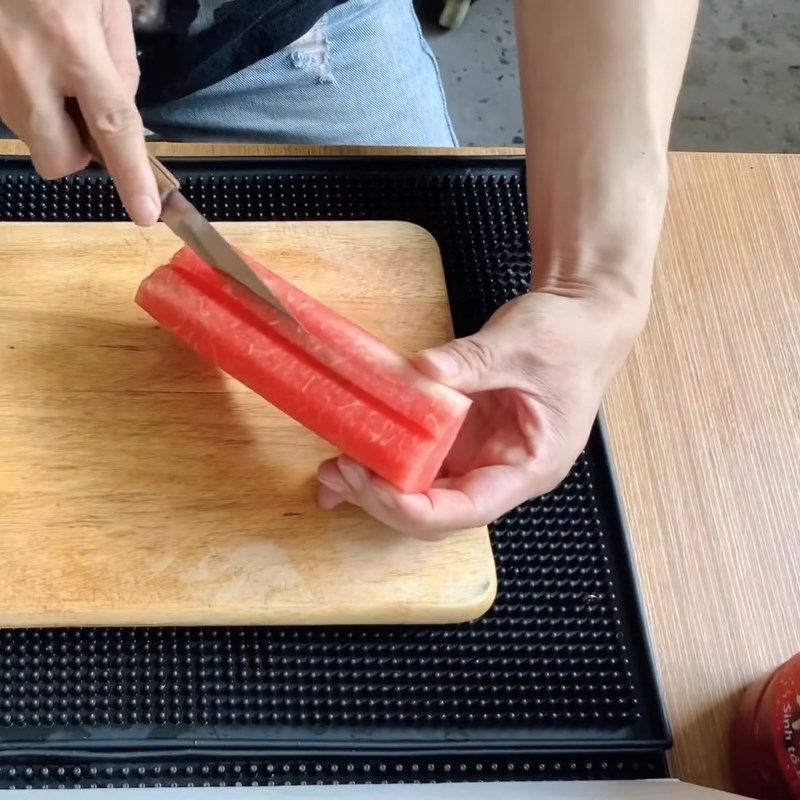 Bước 3 Gọt vỏ và tỉa khung dưa hấu Trang trí món ăn bằng trái tim dưa hấu