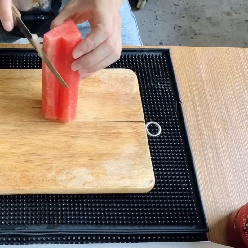 Bước 3 Gọt vỏ và tỉa khung dưa hấu Trang trí món ăn bằng trái tim dưa hấu