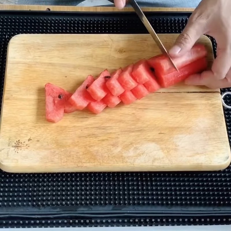 Bước 3 Gọt vỏ và tỉa khung dưa hấu Trang trí món ăn bằng trái tim dưa hấu