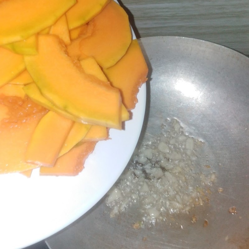 Bước 2 Làm bí đỏ xào tỏi Bí đỏ xào tỏi