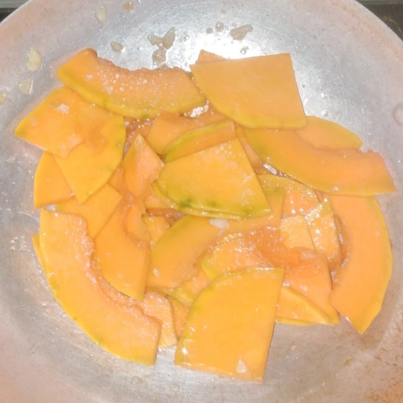 Bước 2 Làm bí đỏ xào tỏi Bí đỏ xào tỏi