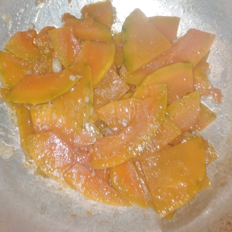 Bước 2 Làm bí đỏ xào tỏi Bí đỏ xào tỏi