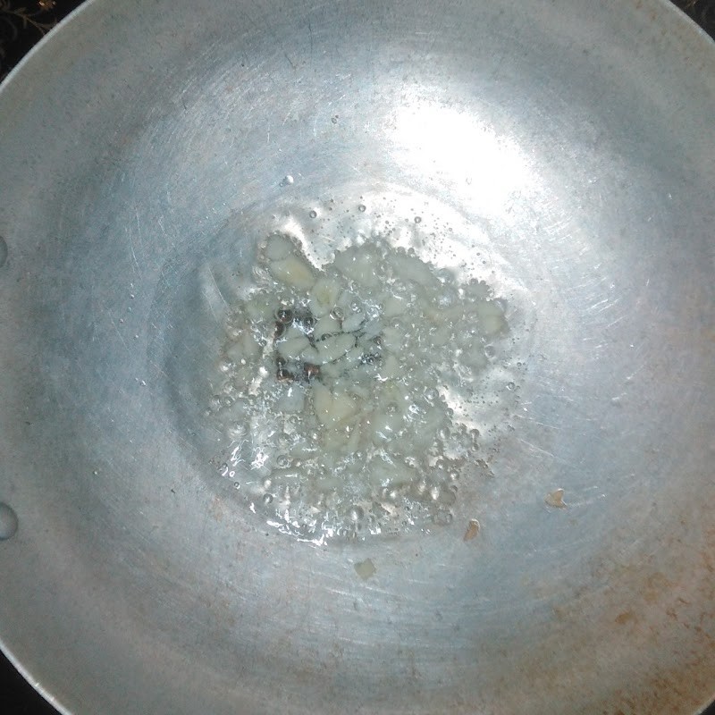 Bước 2 Làm bí đỏ xào tỏi Bí đỏ xào tỏi