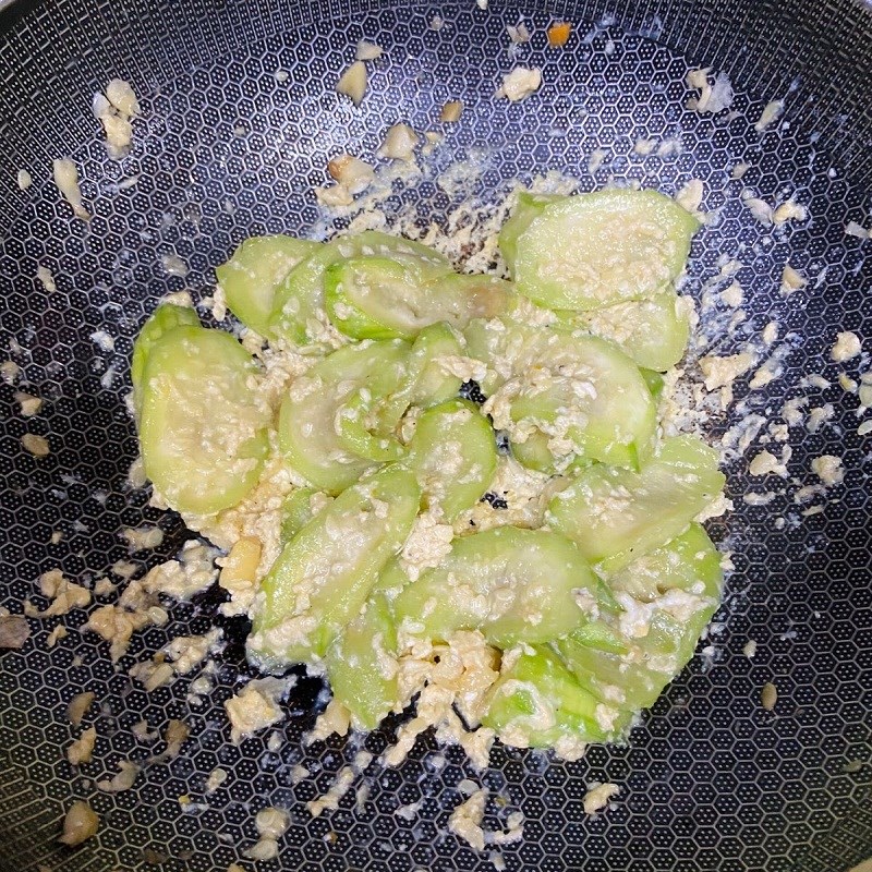 Bước 2 Làm mướp xào trứng Mướp xào trứng