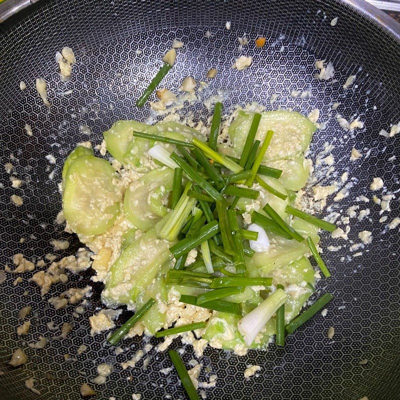 Bước 2 Làm mướp xào trứng Mướp xào trứng