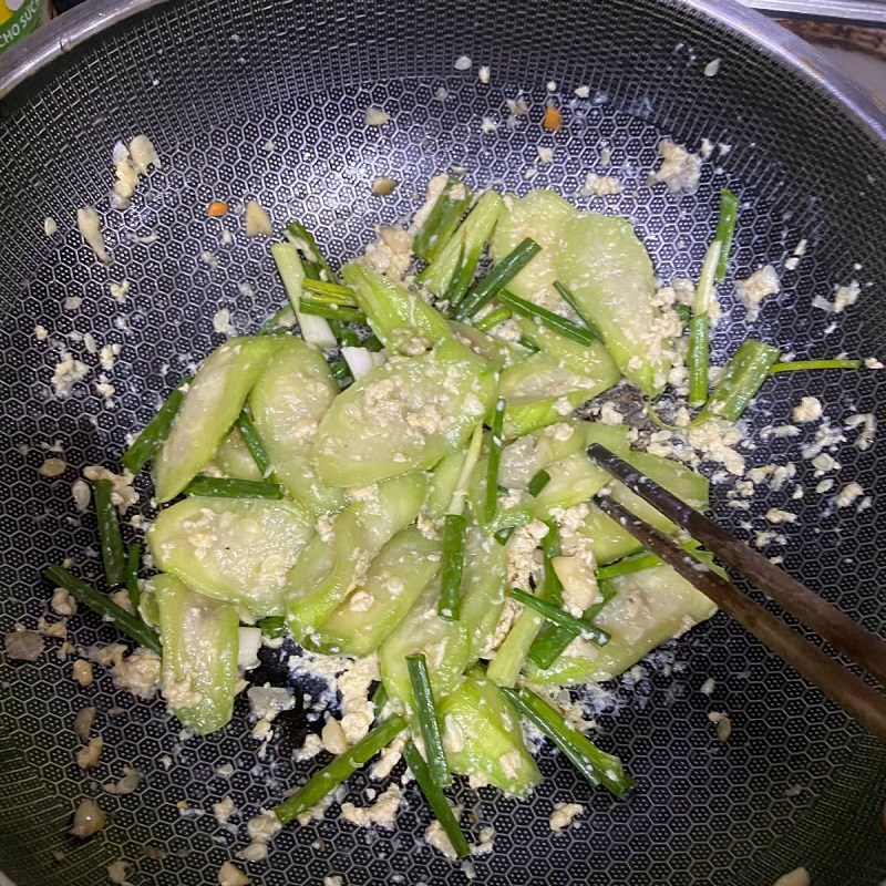 Bước 2 Làm mướp xào trứng Mướp xào trứng