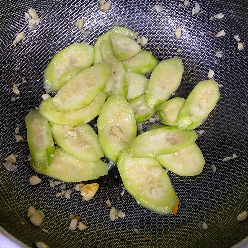 Bước 2 Làm mướp xào trứng Mướp xào trứng