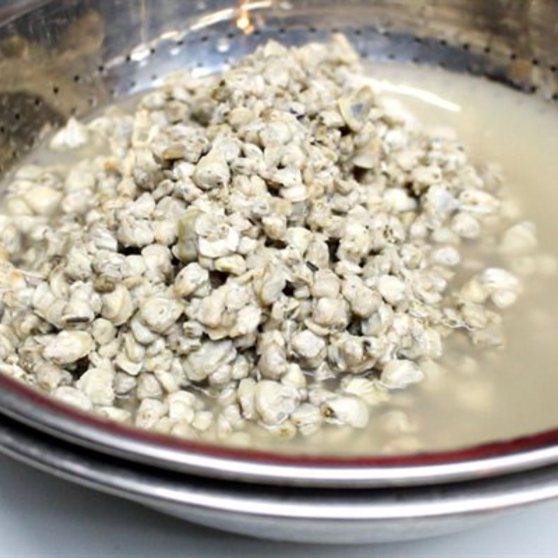 Bước 1 Sơ chế hến Cơm chiên hến