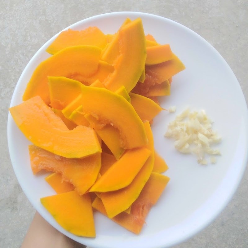 Bước 1 Sơ chế các nguyên liệu Bí đỏ xào tỏi