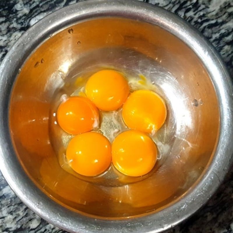 Bước 2 Sơ chế các nguyên liệu khác Bánh khoai tây trứng (Công thức được chia sẻ từ người dùng)
