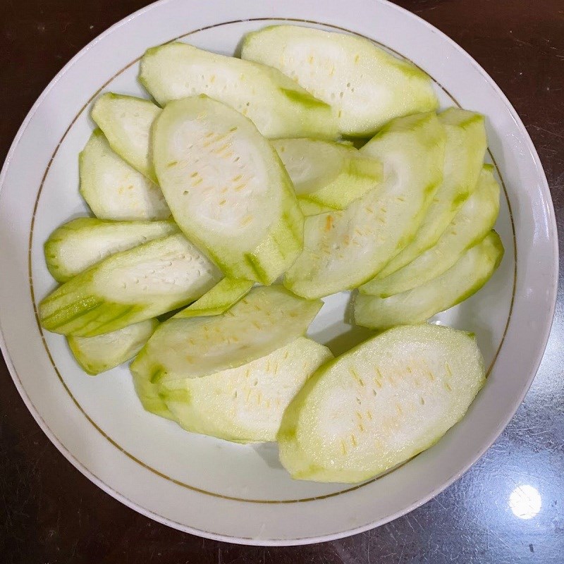 Bước 1 Sơ chế nguyên liệu Mướp xào trứng