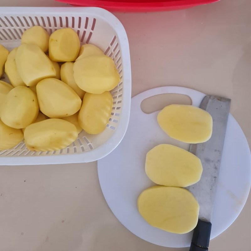 Bước 1 Sơ chế khoai tây Khoai tây lắc phô mai (công thức chia sẻ từ người dùng)