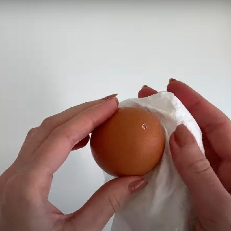 Bước 1 Tách lấy vỏ trứng Trang trí trứng màu với sơn