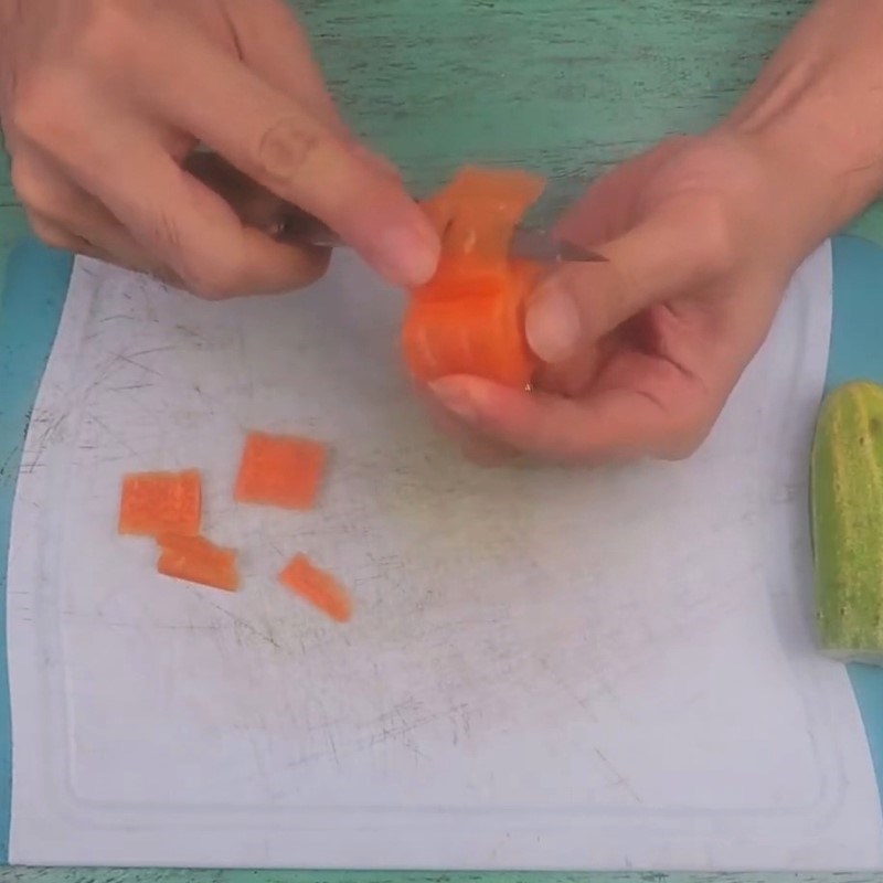 Bước 1 Tỉa khung cà rốt Trang trí món ăn bằng trái tim cà rốt