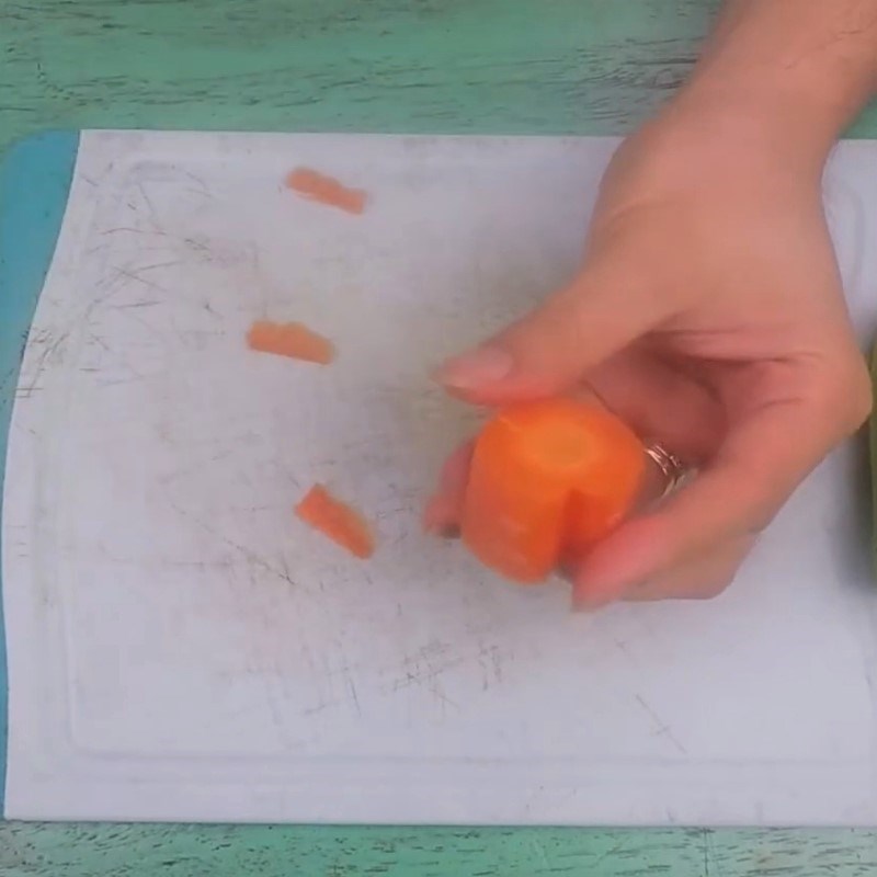 Bước 1 Tỉa khung cà rốt Trang trí món ăn bằng trái tim cà rốt