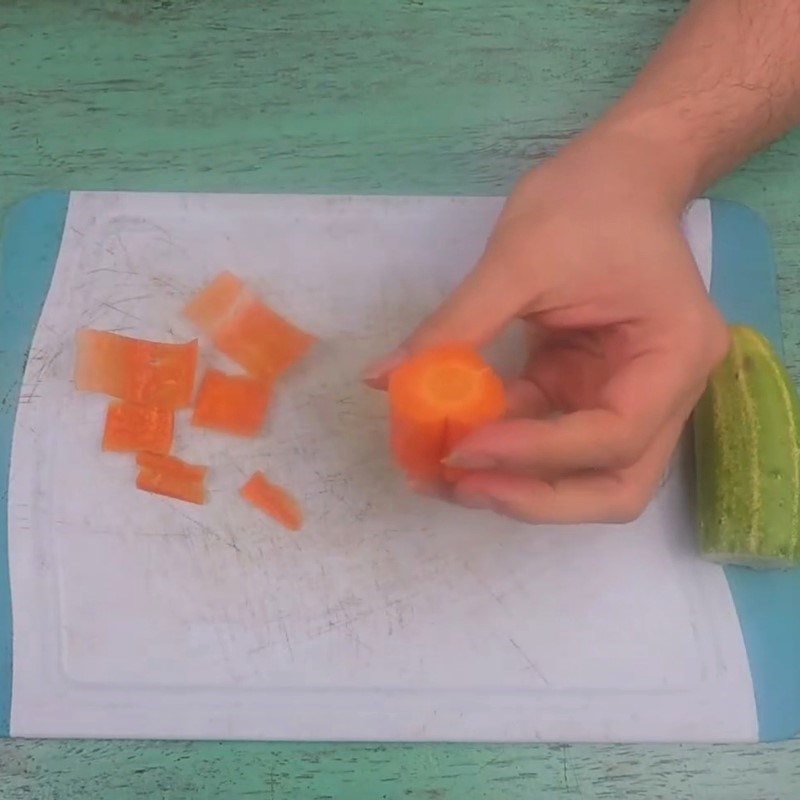 Bước 1 Tỉa khung cà rốt Trang trí món ăn bằng trái tim cà rốt