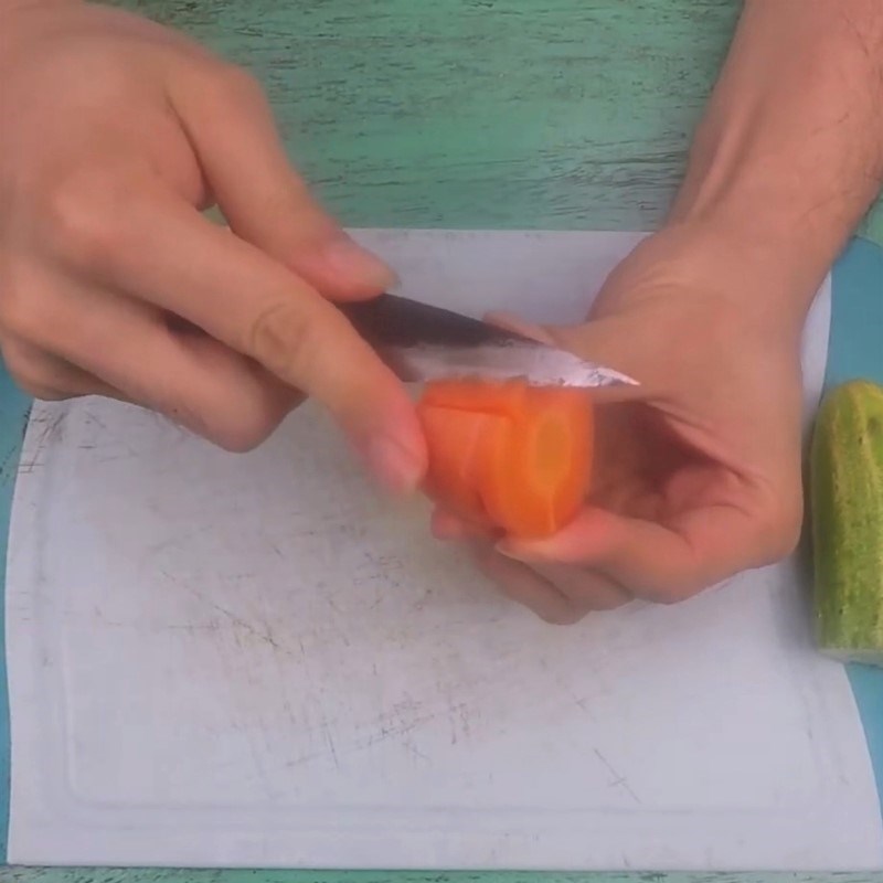 Bước 1 Tỉa khung cà rốt Trang trí món ăn bằng trái tim cà rốt