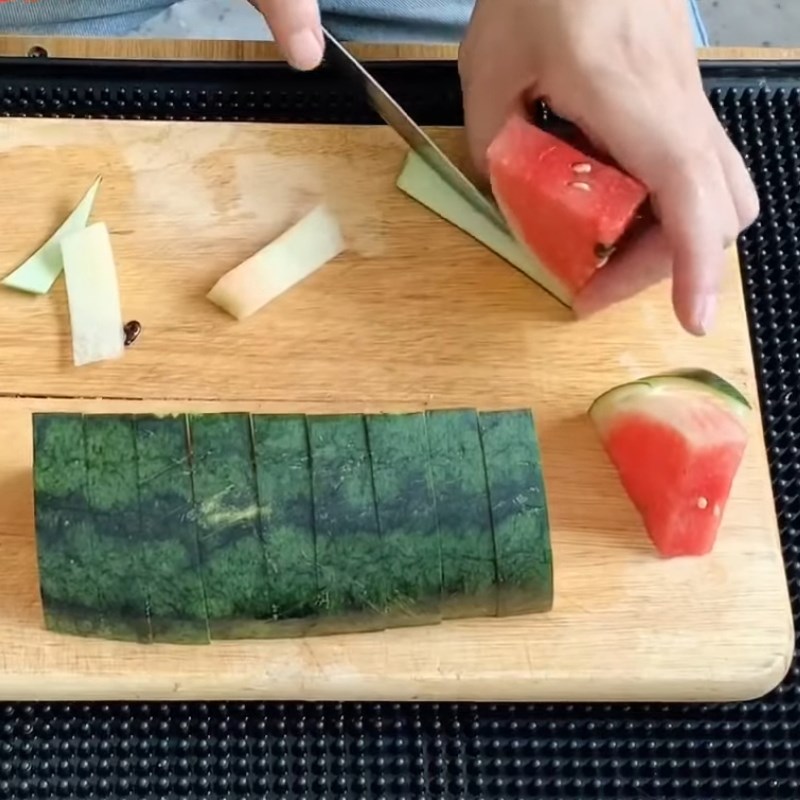 Bước 2 Tỉa lá Trang trí món ăn bằng trái tim dưa hấu