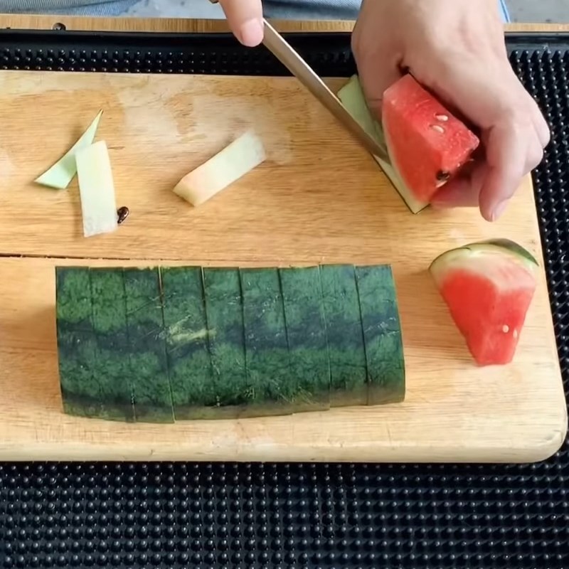 Bước 2 Tỉa lá Trang trí món ăn bằng trái tim dưa hấu