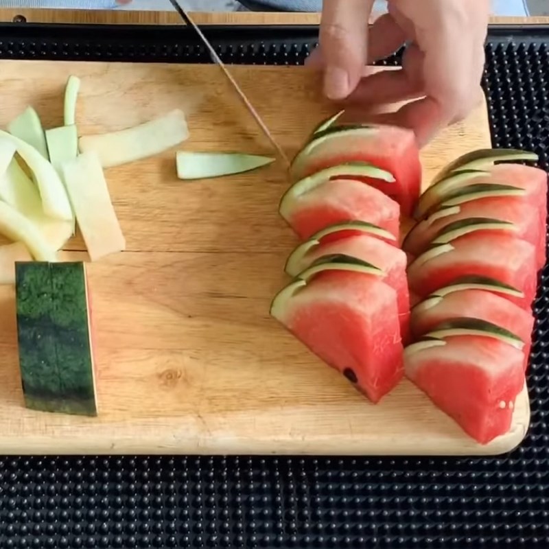 Bước 2 Tỉa lá Trang trí món ăn bằng trái tim dưa hấu