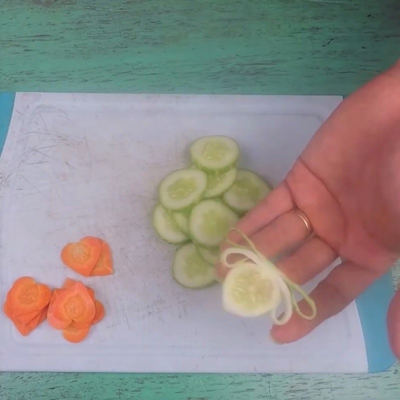 Bước 3 Tỉa lá Trang trí món ăn bằng trái tim cà rốt