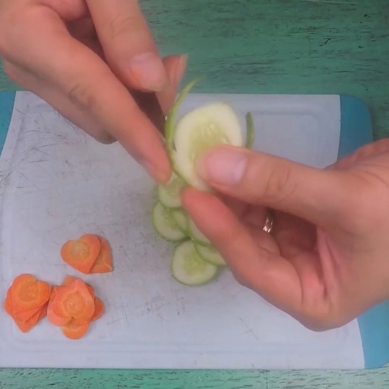 Bước 3 Tỉa lá Trang trí món ăn bằng trái tim cà rốt