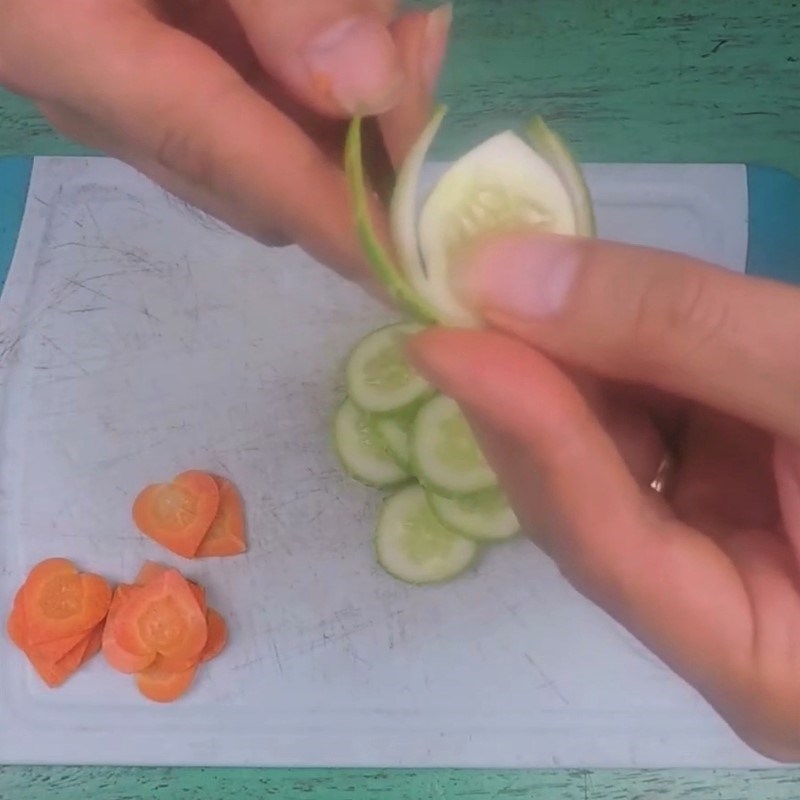 Bước 3 Tỉa lá Trang trí món ăn bằng trái tim cà rốt