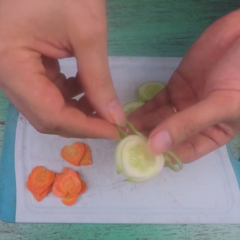 Bước 3 Tỉa lá Trang trí món ăn bằng trái tim cà rốt