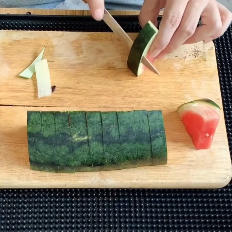 Bước 2 Tỉa lá Trang trí món ăn bằng trái tim dưa hấu