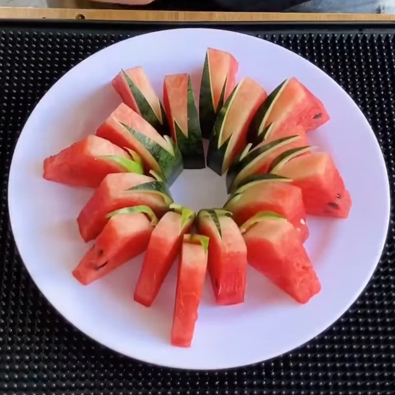 Bước 4 Trang trí dĩa Trang trí món ăn bằng trái tim dưa hấu