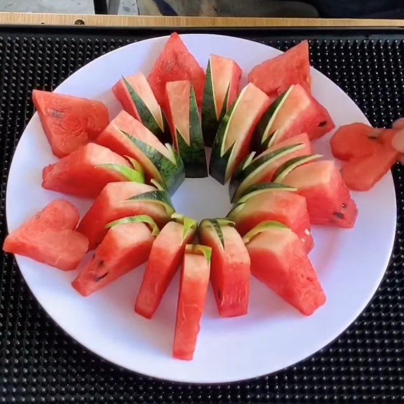 Bước 4 Trang trí dĩa Trang trí món ăn bằng trái tim dưa hấu