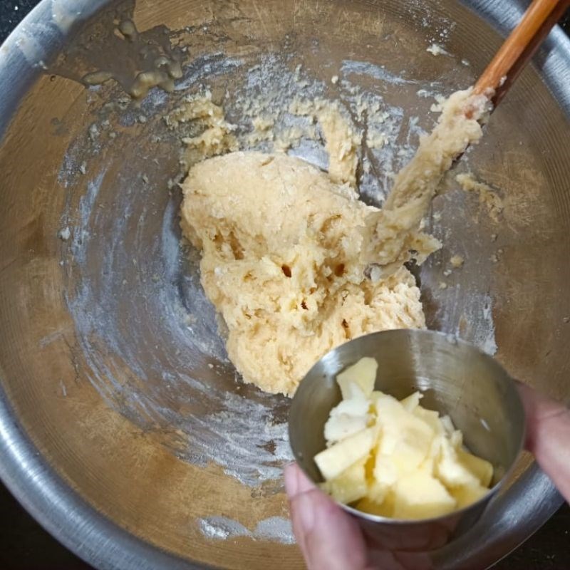 Bước 1 Trộn bột Bánh donut bằng chảo chống dính