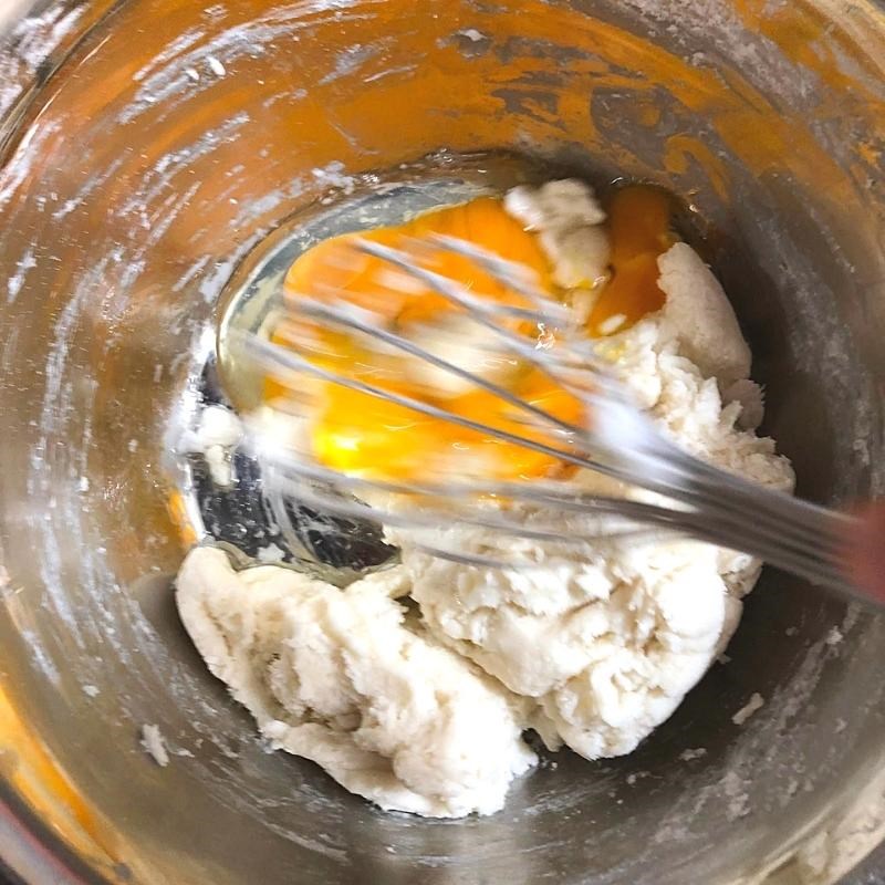 Bước 2 Trộn bột Bánh mì mè đen Hàn Quốc (công thức được chia sẻ từ người dùng)