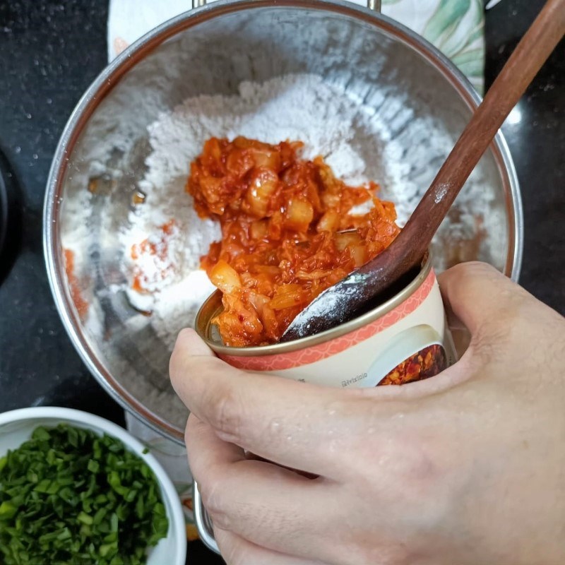 Bước 1 Trộn bột Bánh xèo kim chi Hàn Quốc