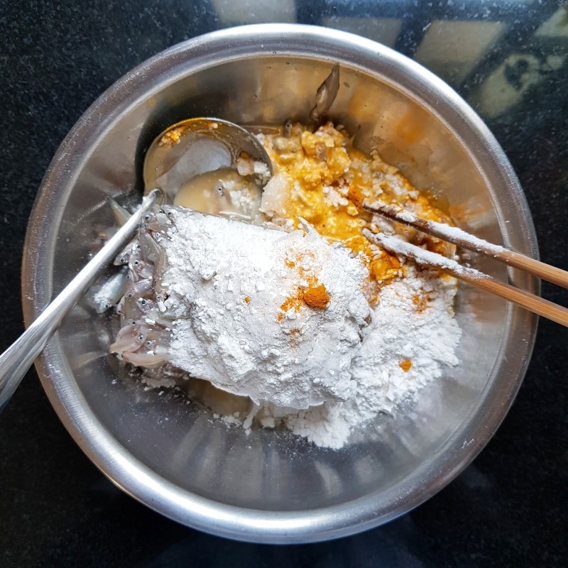 Bước 1 Trộn cá cơm Cá cơm chiên giòn bằng bột mì và bột gạo