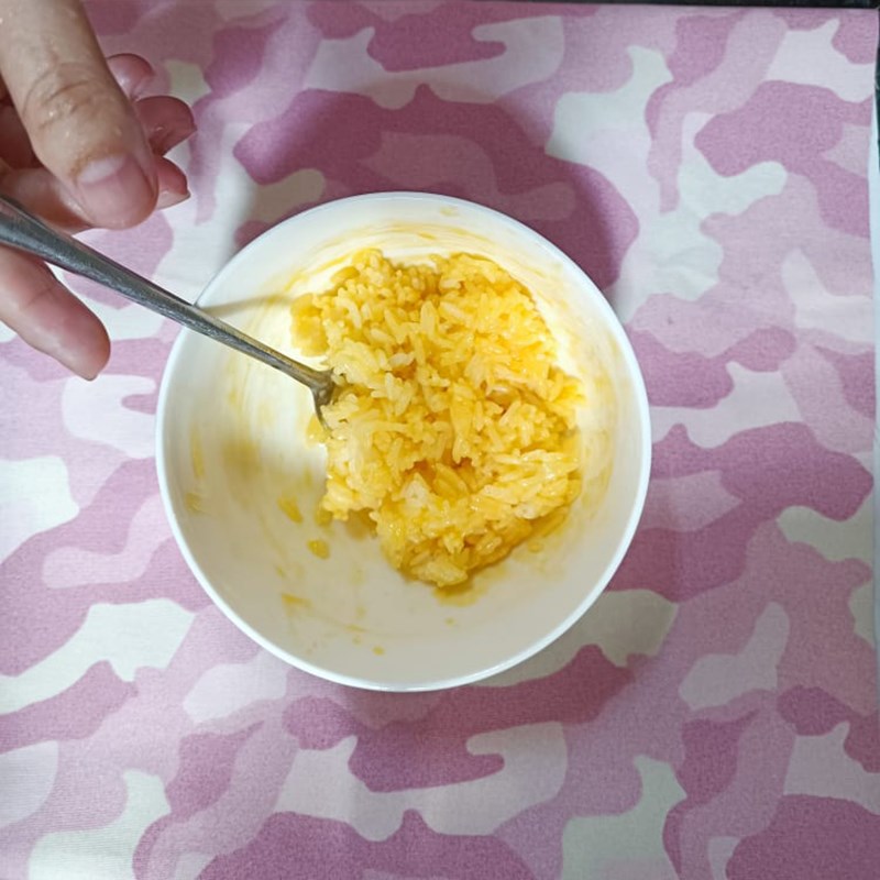 Bước 1 Trộn cơm với trứng Mai cua phô mai