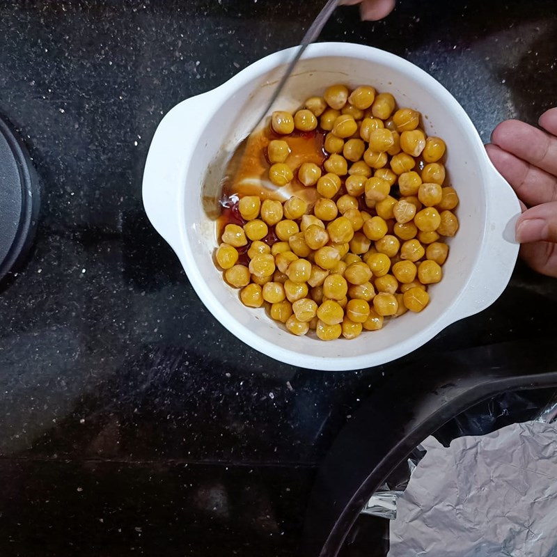 Bước 3 Trộn đậu với nước sốt Snack đậu gà	