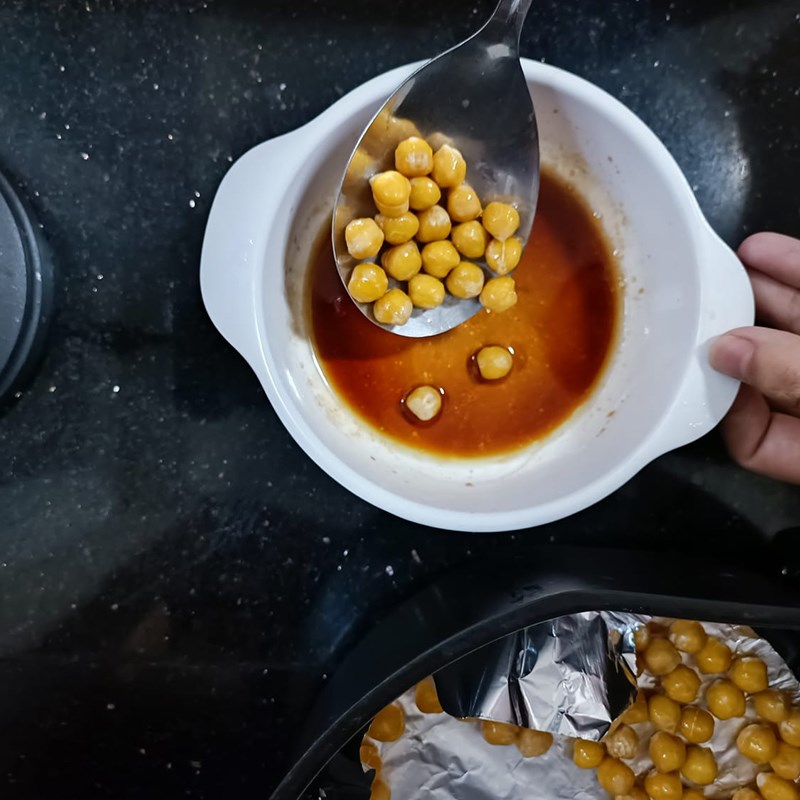 Bước 3 Trộn đậu với nước sốt Snack đậu gà	