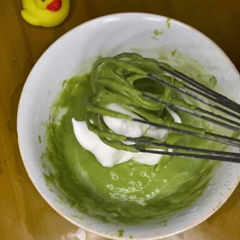 Bước 3 Trộn hỗn hợp Bánh cupcake trà xanh (công thức được chia sẻ từ người dùng)