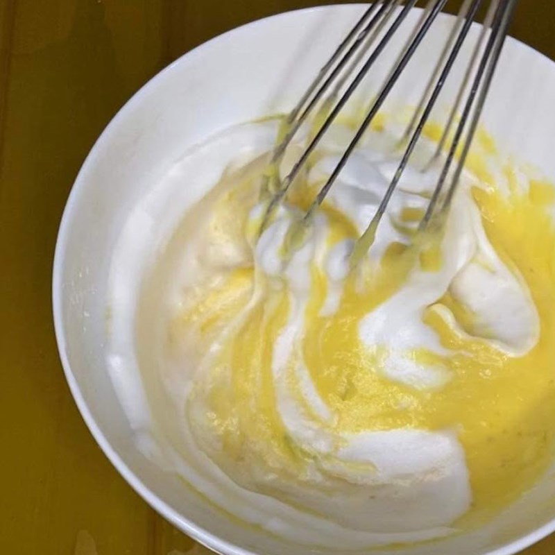 Bước 3 Trộn lòng trắng trứng với lòng đỏ Bánh chiffon cam (công thức được chia sẻ từ người dùng)