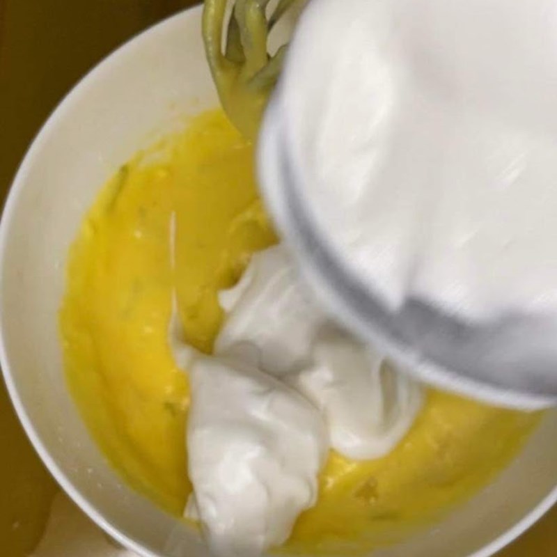 Bước 3 Trộn lòng trắng trứng với lòng đỏ Bánh chiffon cam (công thức được chia sẻ từ người dùng)