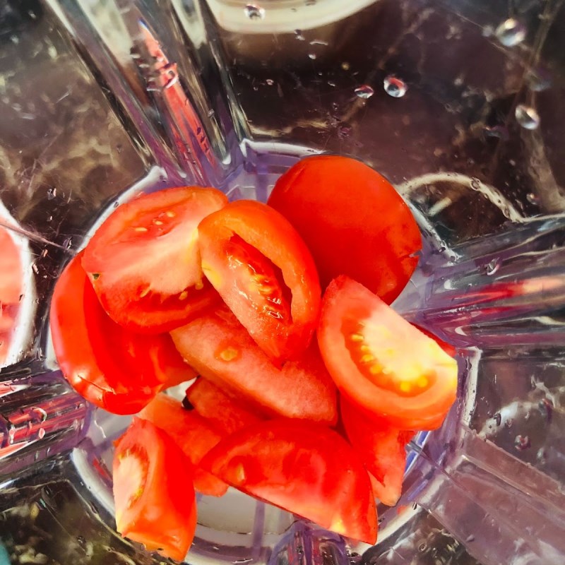 Bước 2 Xay hỗn hợp nguyên liệu Nước ép dưa hấu cà chua