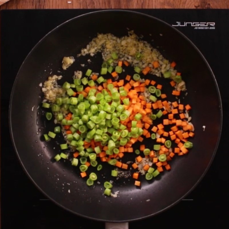 Bước 3 Xào rau củ và hến Cơm chiên hến