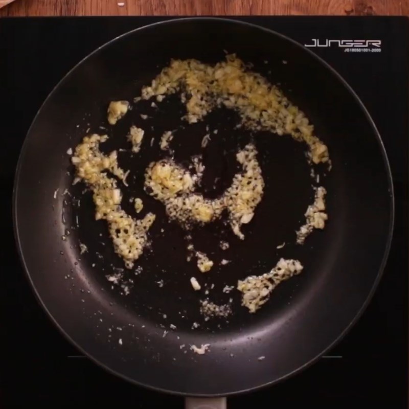 Bước 3 Xào rau củ và hến Cơm chiên hến