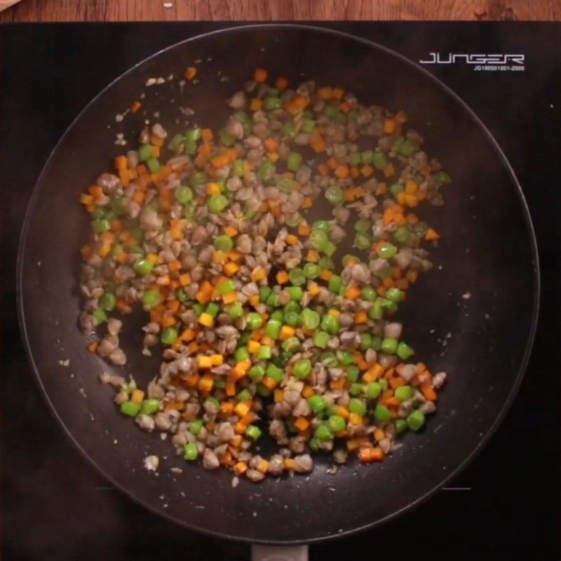 Bước 3 Xào rau củ và hến Cơm chiên hến