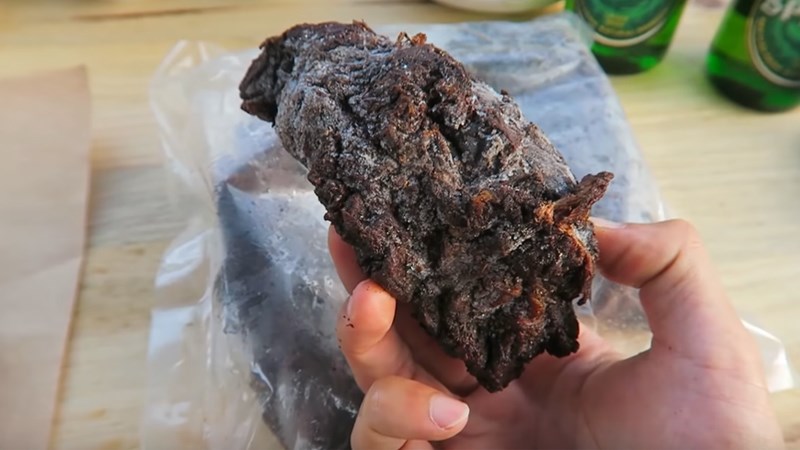 Xử l&yacute; thịt mới bị mốc trắng