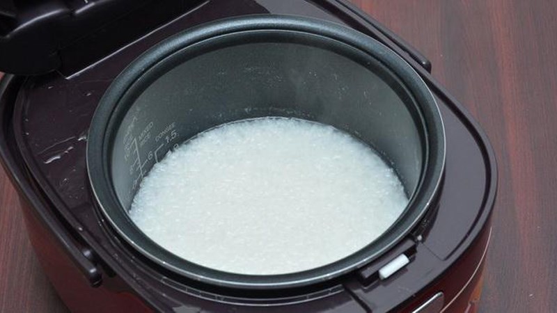 Nấu với lượng nước v&agrave; lượng gạo vừa đủ